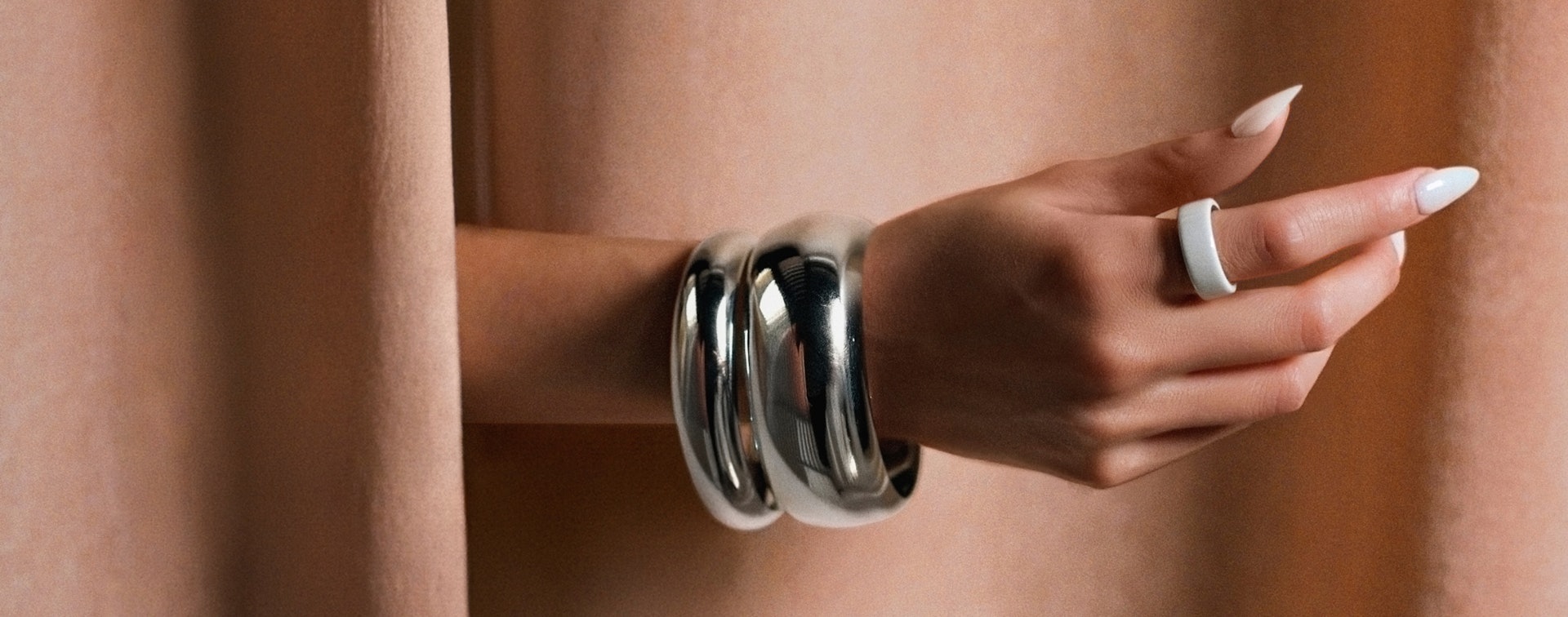 Hand wearing Oura Ring 4 Ceramic Cloud